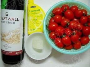 准备好樱桃番茄果、红酒、冰糖、柠檬汁。