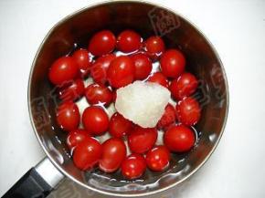 放入冰糖，加入少许水。