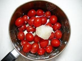 放入冰糖，加入少许水。