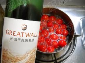 倒入红酒，小火煮20分钟。