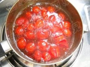 按个人喜好调好味即可离火。
煮好的番茄果，酸中带甜。