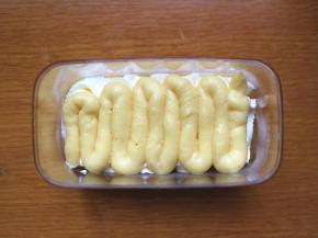 然后在挤上一层豆乳酱！此时你也可以在撒上一层熟黄豆粉