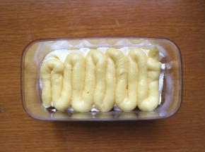 然后在挤上一层豆乳酱！此时你也可以在撒上一层熟黄豆粉
