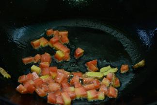 锅中留少许油，下入姜片炒香。接着加入胡萝卜继续炒香。