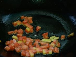 锅中留少许油，下入姜片炒香。接着加入胡萝卜继续炒香。