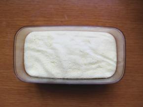 接着在铺一层蛋糕片在盒子里