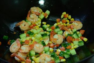 然后再加入炸好的虾继续翻炒。