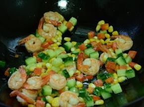 然后再加入炸好的虾继续翻炒。