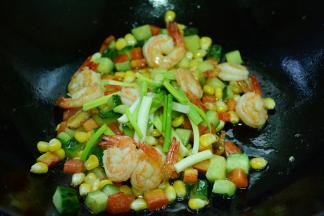 加入葱段翻炒均匀。
