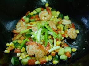 加入葱段翻炒均匀。