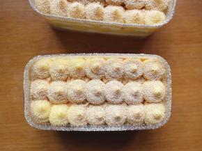 在挤上一层厚厚的鲜奶油，最后将豆乳酱挤成一个个小圆球状在表面做装饰，然后在撒上熟黄豆粉就OK了。做好的成品最好冷藏过夜在吃，口感会更佳！