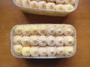 在挤上一层厚厚的鲜奶油，最后将豆乳酱挤成一个个小圆球状在表面做装饰，然后在撒上熟黄豆粉就OK了。做好的成品最好冷藏过夜在吃，口感会更佳！
