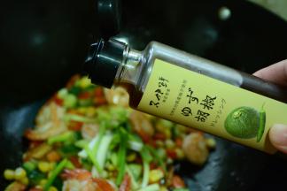 加入适量的又伊鲜色拉汁翻炒均匀。