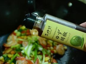 加入适量的又伊鲜色拉汁翻炒均匀。