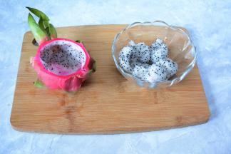 火龙果对半切开挖空，将炒好的菜盛到火龙果里。就这样简单的装饰下，这道菜就很独特。