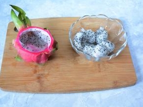 火龙果对半切开挖空，将炒好的菜盛到火龙果里。就这样简单的装饰下，这道菜就很独特。