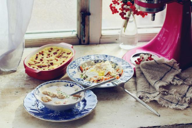 酸辣肉丸汤、蔬菜沙拉、玉米面发糕