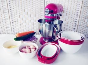 准备好各种食材，将Kitchen Aid厨师机、烤盘、搅拌碗和绞肉配件、切丝配件准备好。