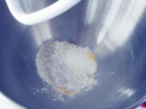 将玉米面和高筋粉、细砂糖混合，倒入厨师机搅拌桶里，安装好和面钩