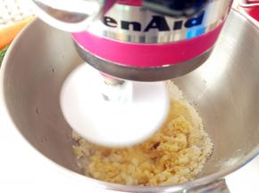 逐次少量加入热水，启动和面