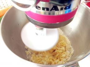 逐次少量加入热水，启动和面