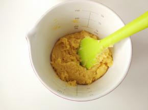 拌匀后，倒入搅拌碗中晾凉