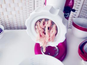 将切块的猪肉放入KA绞肉配件中，启动