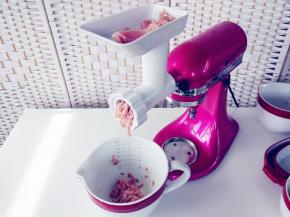 将猪肉全部搅成猪肉蓉