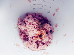 加入盐、料酒、生抽、植物油、水、淀粉