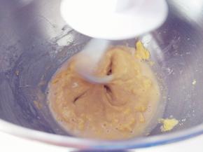 将酵母粉加入冷水中搅匀，倒入晾凉的玉米面糊中，用KA厨师机搅拌均匀