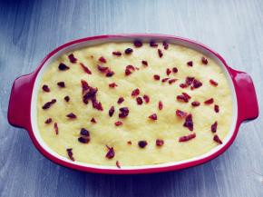 待面糊体积膨胀到1.5倍左右，将剪碎的蔓越莓干洒在表面