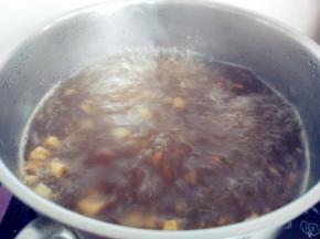 边挤丸子，边将适量高汤加盐、醋、胡萝卜丁、干豆腐泡搅匀，加热至沸腾