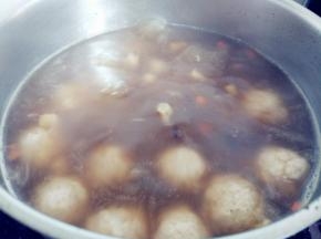 将肉丸逐个下入热汤中，煮至浮起。将加盐后打散的蛋液浇入汤中，再加入水淀粉调匀，出锅前加黑胡椒粉即可