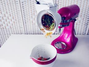 洗净的胡萝卜、黄瓜和紫甘蓝放入KA厨师机切丝配件中，启动