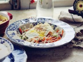 加煎蛋、沙拉酱或沙拉调味汁，拌匀即可