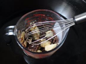 先将黄油和巧克力装进一个量杯里，然后锅里倒入热水，将装有巧克力和黄油的量杯放在锅里，隔着热水，开小火来融化它，一边加热，一边用蛋抽不停搅拌。不过切记不可大火！