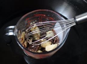 先将黄油和巧克力装进一个量杯里，然后锅里倒入热水，将装有巧克力和黄油的量杯放在锅里，隔着热水，开小火来融化它，一边加热，一边用蛋抽不停搅拌。不过切记不可大火！