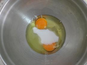 然后将鸡蛋和糖倒入一个盆子里，用蛋抽搅拌均匀即可。无需打发