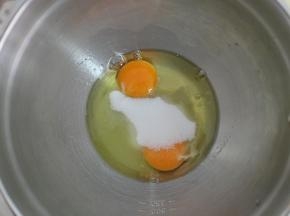 然后将鸡蛋和糖倒入一个盆子里，用蛋抽搅拌均匀即可。无需打发