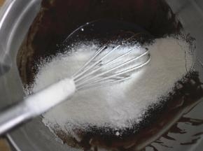 然后将低筋面粉和泡打粉、盐过筛到盆子里