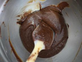 用刮刀翻拌均匀。只要看不见干粉就可以了（烤箱预热169度）