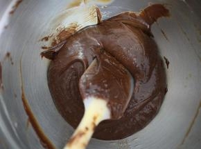 用刮刀翻拌均匀。只要看不见干粉就可以了（烤箱预热169度）