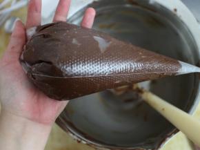 将做好的布朗尼面糊装进裱花袋