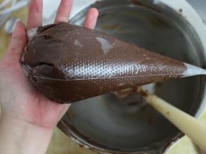 将做好的布朗尼面糊装进裱花袋