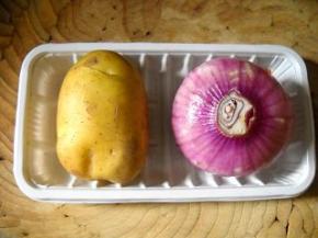 准备好土豆、洋葱。