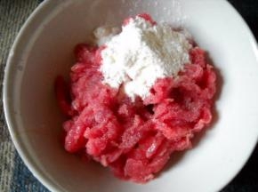 牛肉切丝，用生抽、淀粉拌匀备用。