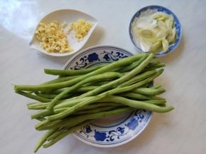备料。
豆角洗净控干水分，择去两头，很嫩，没有筋儿。
葱姜蒜切末。