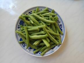 用手把豆角掰成寸段，都说比刀切的好吃。估计是因为没有粗暴地坏蔬菜的纤维组织吧。