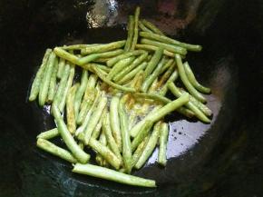 之所以叫干煸的做法，是因为不加一滴水。一直干煸到豆角表面皱缩，外皮有略干的程度。