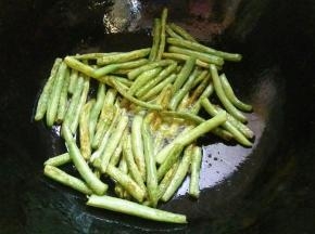 之所以叫干煸的做法，是因为不加一滴水。一直干煸到豆角表面皱缩，外皮有略干的程度。